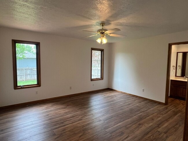 Building Photo - 3 Bed / 2 Bath in heart of Springfield