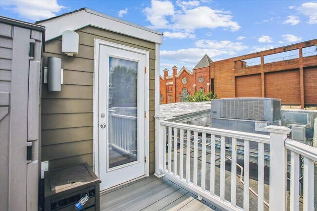 Building Photo - 2 BED PLUS DEN!!! * Fully Furnished and Fa...