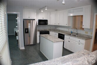 Building Photo - 6 Ardsley Ct
