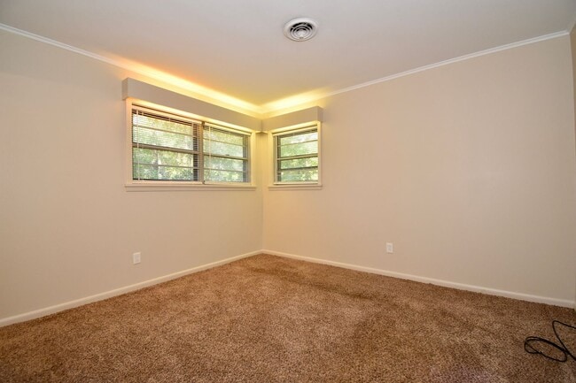 Building Photo - 3 Bedroom with Fenced in Backyard and Shop!