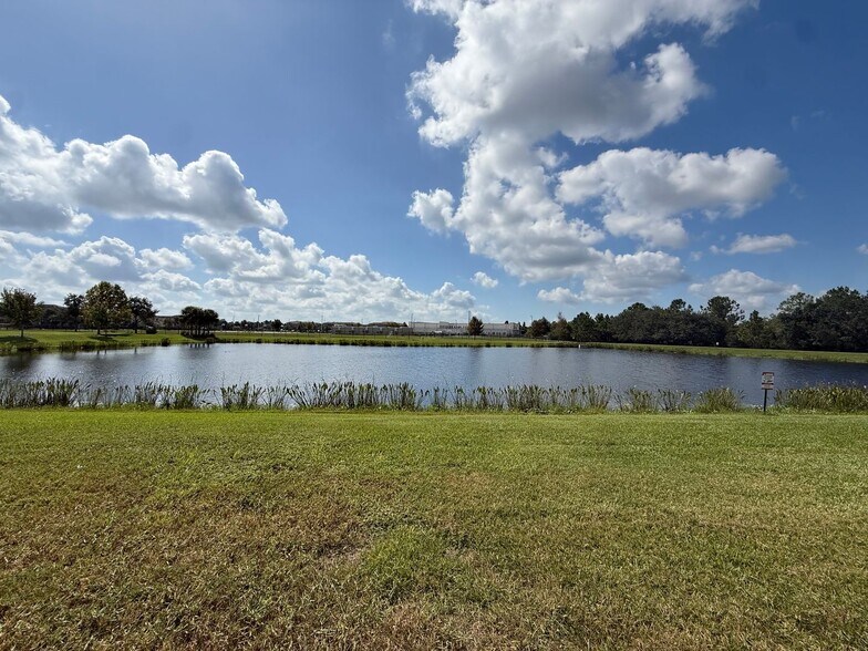 Building Photo - 2-bedroom, 2.5-bath townhome located in Ea...