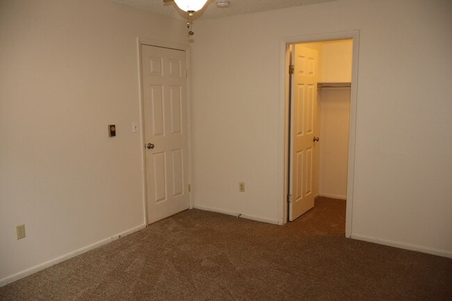 Building Photo - Charming Garden-Level Condo in the Heart o...