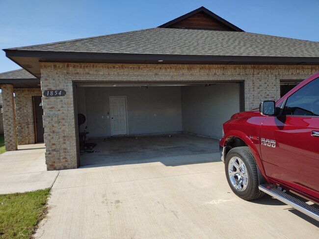 Building Photo - 1852 Cypress Ln