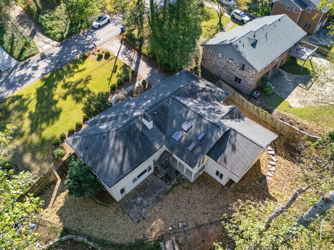 Building Photo - Move in before December 31st and get $100 OFF your rent for the first 3 months — PLUS a $250 Amaz...