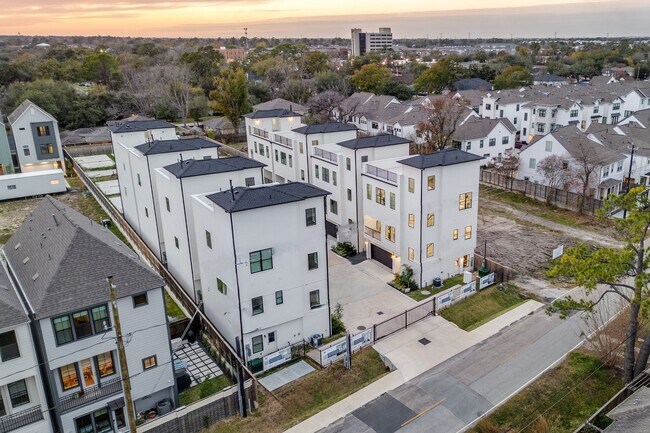 Building Photo - 8709 Ojeman Villas Dr