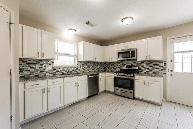 Building Photo - 2422 Fox River Ln