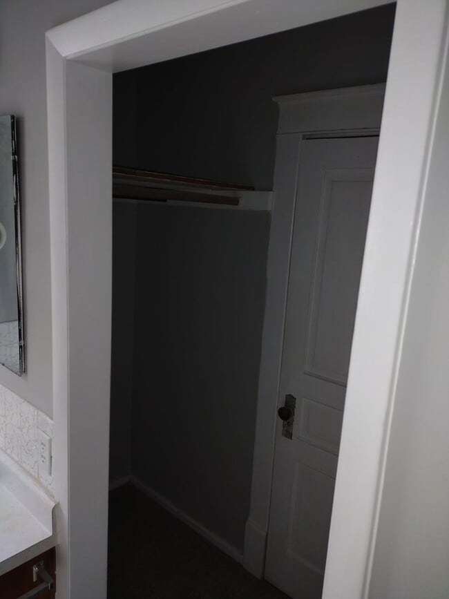 Building Photo - MAIN FLOOR LARGE APARTMENT