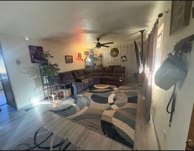 Building Photo - 4 bedroom 2 story home