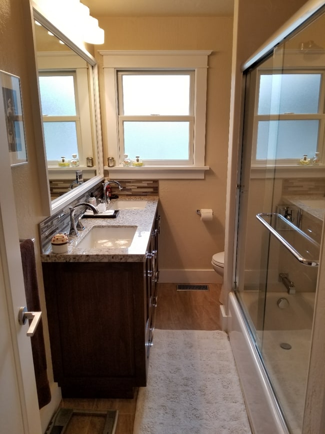 Building Photo - Gorgeous 2 Bed 1 Bath single Family Home I...