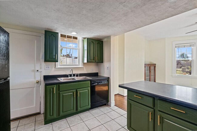 Building Photo - 5 bed 1 bath - newly updated, tons of space, central air, off street parking, laundry