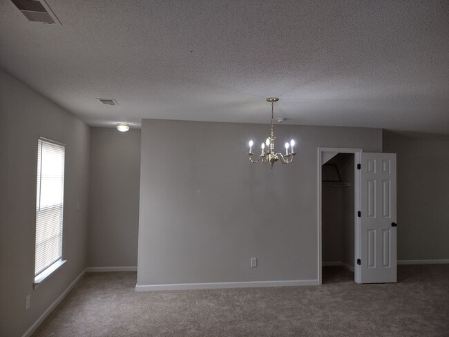 Building Photo - GREAT Four Bedroom Home Located in the Sum...