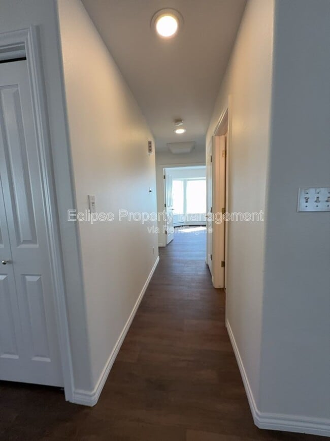 Building Photo - 714 E Harbor Cir