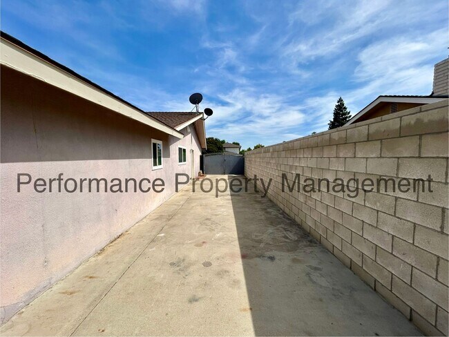 Building Photo - Cozy 3 Bed/2 Bath SW Bakersfield Home w/ Pool & $0 Deposit Option