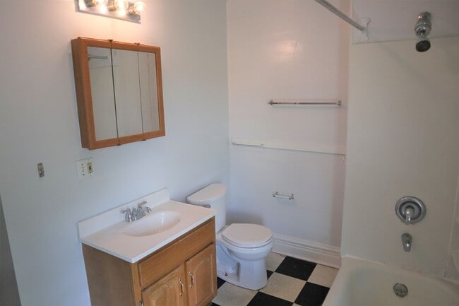 Building Photo - 502 S Aurora St