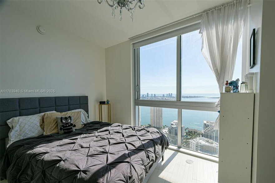 Building Photo - 495 Brickell Ave
