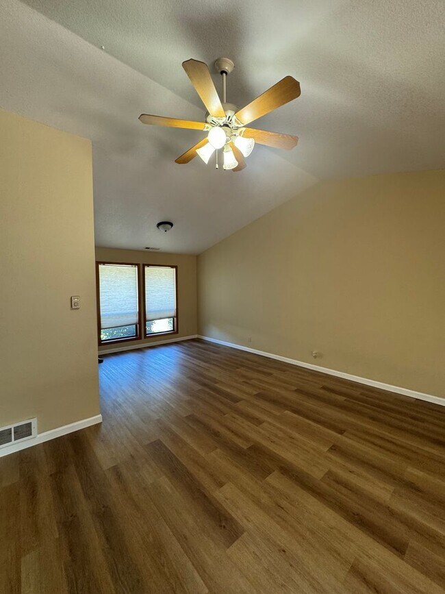 Building Photo - Hucrest 3 bedroom 2 bath home with garage