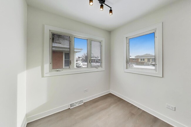 Building Photo - 5028 N Oneida Ave