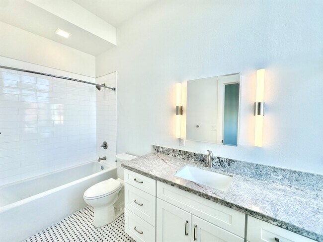 Building Photo - 2102 Mechanic St