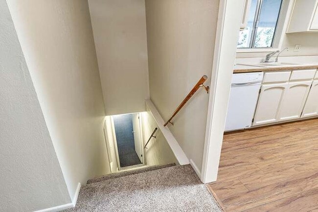 Building Photo - 735 Oak Knoll Dr