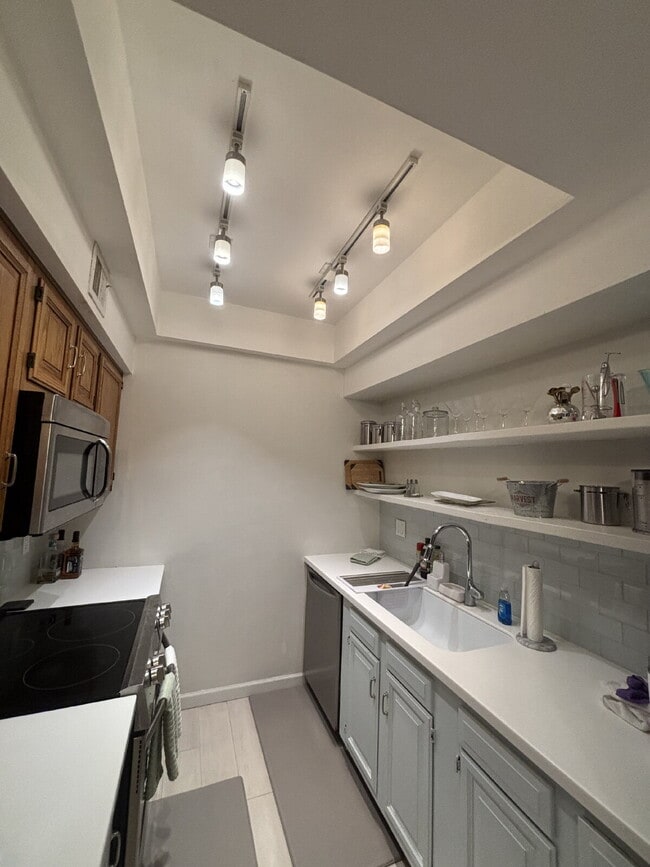 Building Photo - "Furnished 1-Bedroom Condo Retreat in Tucson’s Scenic Foothills!"