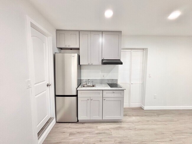 Building Photo - 3945 1/2 Lowell Ave