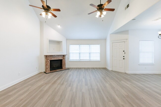 Building Photo - Gorgeous 4 bed 2.5 bath!