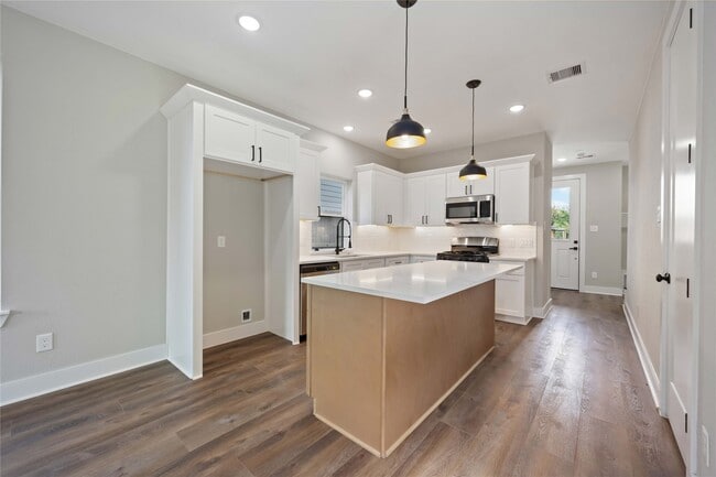 Building Photo - 8006 Sunbury St