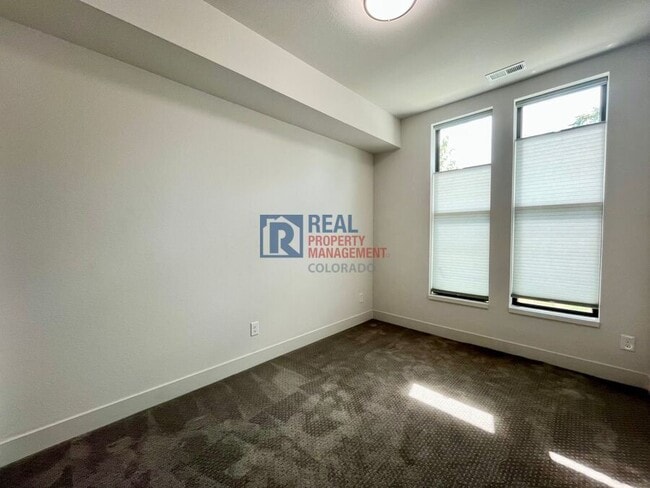 Building Photo - 961 33rd St