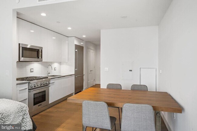 Building Photo - 45 Sutton Square SW