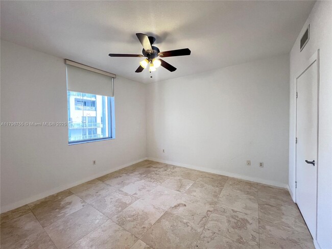 Building Photo - 1060 Brickell Ave