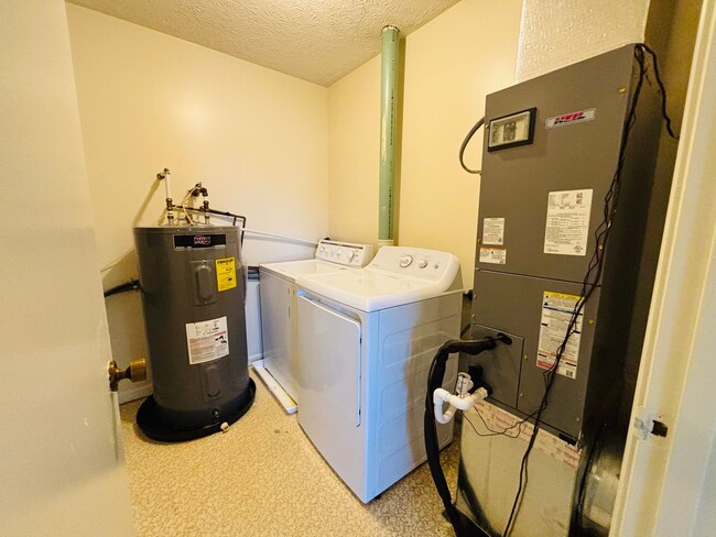 Building Photo - *Available Now - 4 and 3 Person Rates Avai...