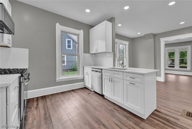 Building Photo - 2221 E 97th St