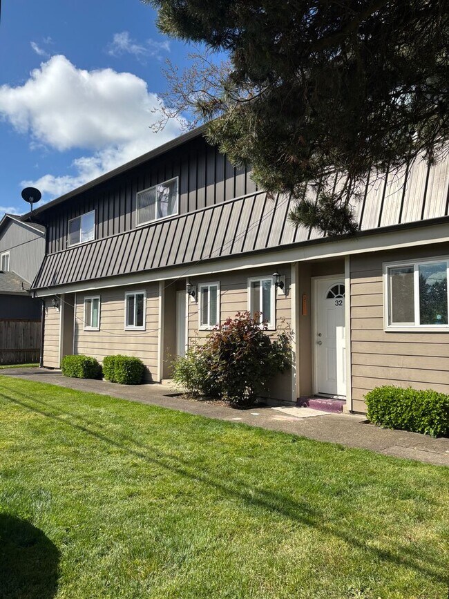 Building Photo - 1ST  FULL  MONTH'S  RENT  FREE    Pet-friendly Townhouse Near Parks and Downtown Newberg Showings...