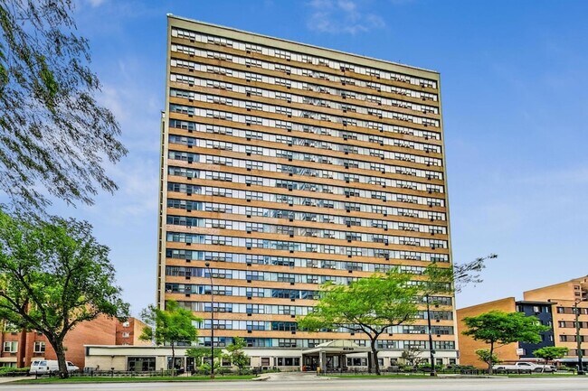 Building Photo - 6030 N Sheridan Rd