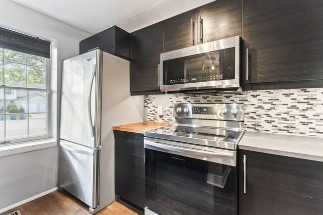 Building Photo - Special Offer – One Week Free Rent!