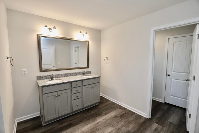 Building Photo - 1960 Barnhart Dr