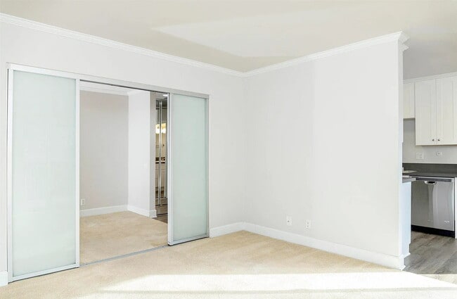 Building Photo - Clean & Decent One Bedroom Apartment