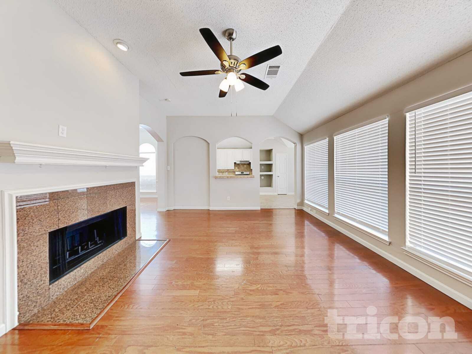 Building Photo - 1041 Essex Dr