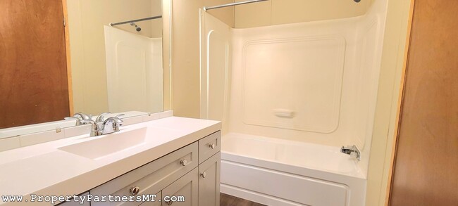 Building Photo - *** ONE MOTH FREE RENT!***  3 Bed 2 Bath M...