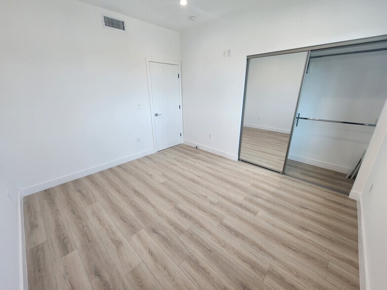 Building Photo - 6061 Fulton Ave
