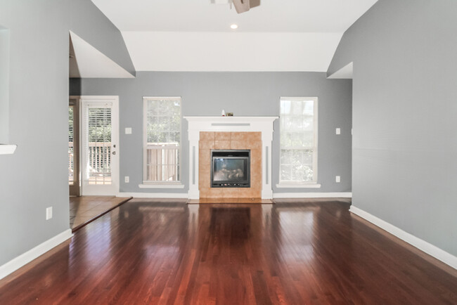 Building Photo - Gorgeous 3 Bedroom Home