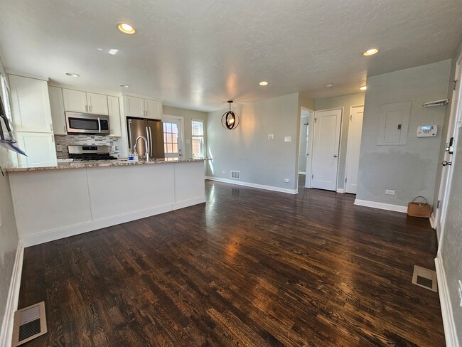 Building Photo - Heart of the City 1949 Charmer 2 Bed 1 Bat...