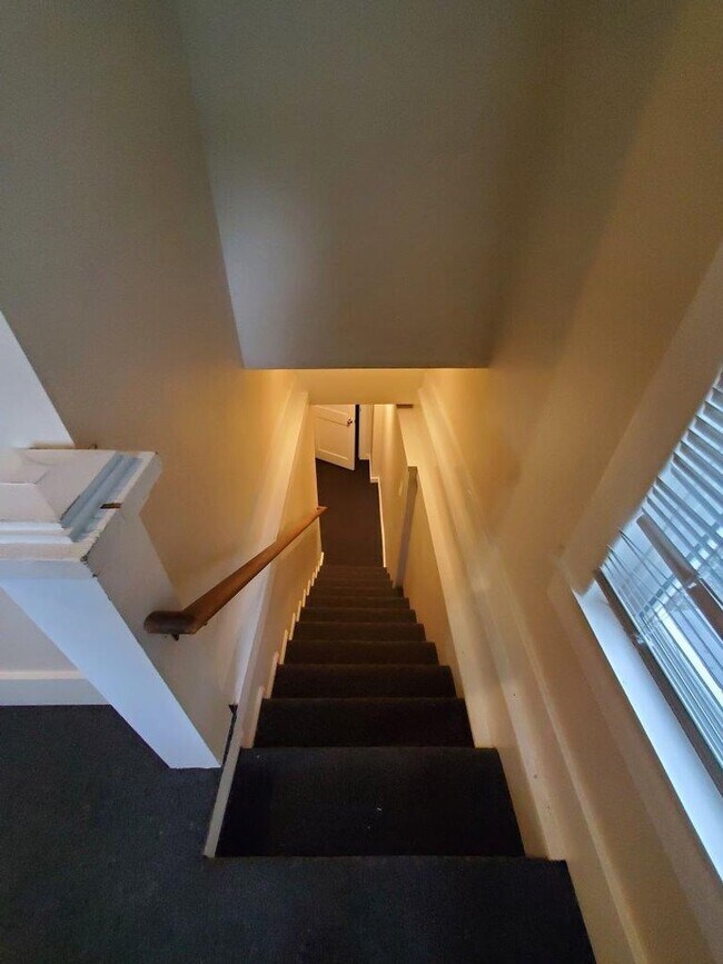 Building Photo - 7 Bed/2 Bath Unit in a Nice Duplex near UW Campus