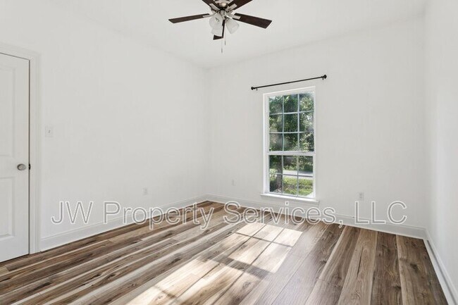 Building Photo - 4247 Holly Dr