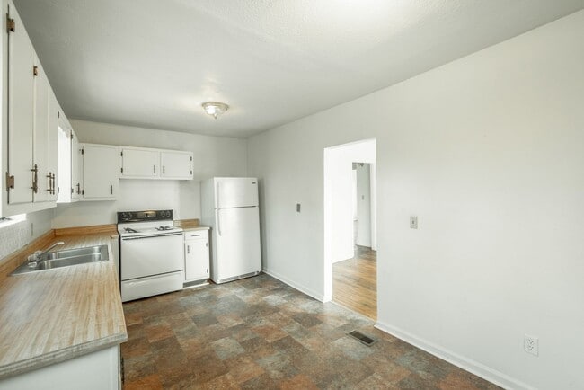 Building Photo - Updated 2 Bedroom Red Bank Home with Porch and Backyard