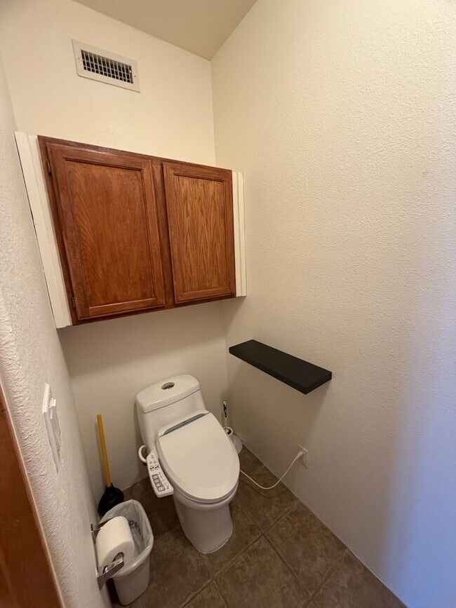 Building Photo - 3-Bedroom House!