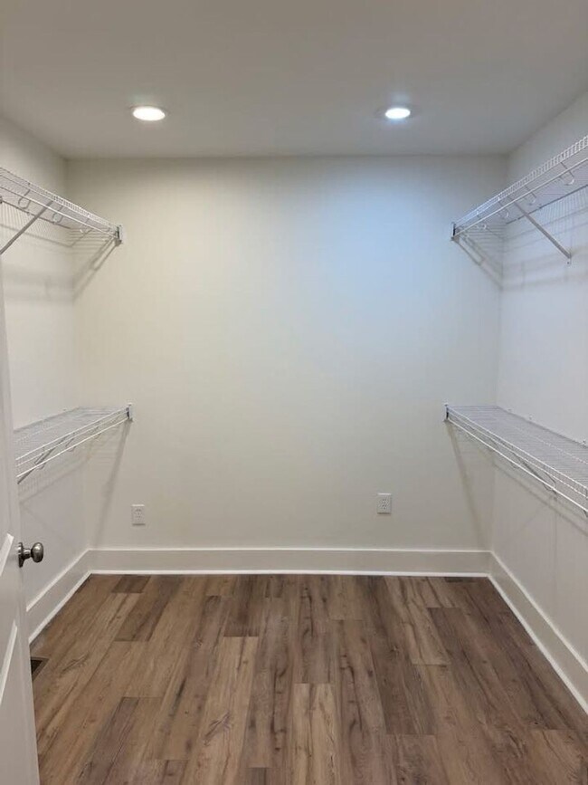 Building Photo - WWW Real Properties