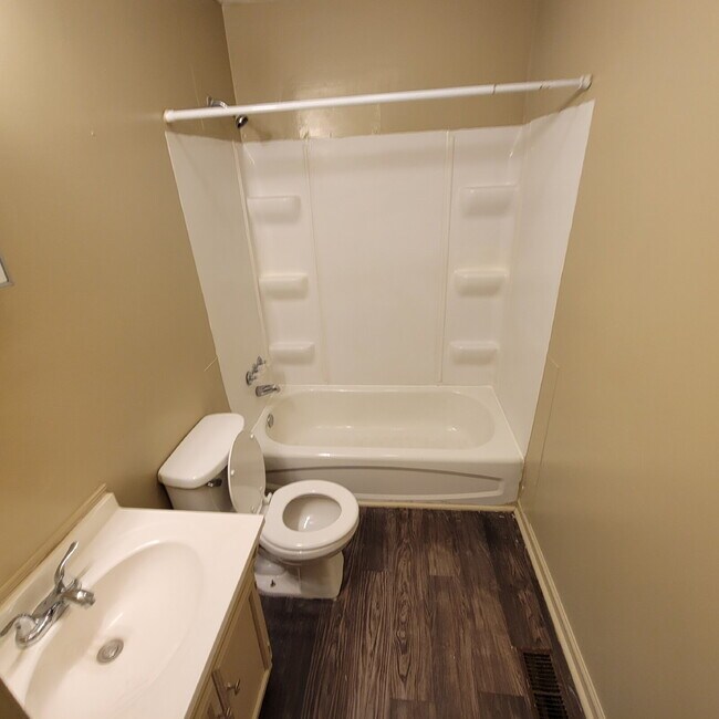 Building Photo - Lawrence Area 4BR House!