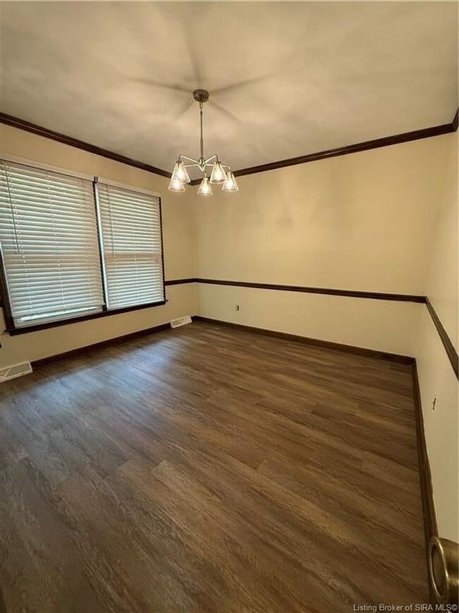 Building Photo - Golf course views in Floyds Knobs!