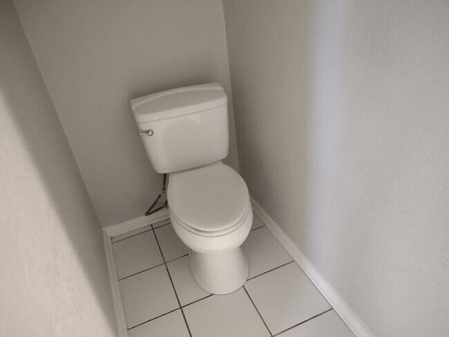 Building Photo - Large Updated 4 Bedroom Home Off University